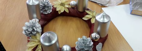 Výroba adventných vencov, vianočných pozdravov a ozdôb - 20161122_095725