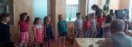 Vystúpenie detí z mš bzince pod javorinou - 13161354_1121275351237060_766228183_o